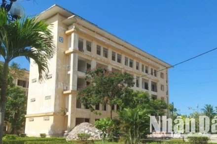Khu giảng đường dãy nhà C của Trường Đại học Quảng Bình đang được cải tạo thành nhà công vụ.