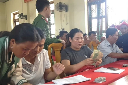 Đồng bào Bru-Vân Kiều ở xã Kim Ngân, tỉnh Quảng Trị nhận quà Quốc khánh của Đảng và Nhà nước.