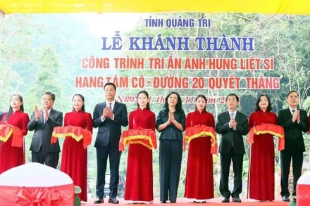 Các đại biểu cắt băng khánh thành công trình tôn tạo Di tích quốc gia đặc biệt hang Tám Cô.