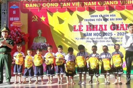 Đại diện Ban Chỉ huy Đồn Biên phòng cửa khẩu quốc tế Cha Lo, tỉnh Quảng Trị tặng quà cho học sinh trường tiểu học Bãi Dinh trong ngày khai giảng năm học mới.