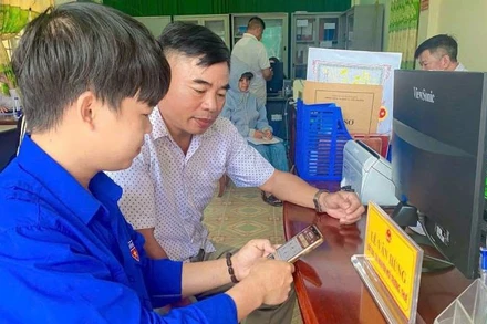 Thanh niên tình nguyện Quảng Trị hướng dẫn người dân hướng dẫn người dân sử dụng VNeID, cập nhật thông tin căn cước.