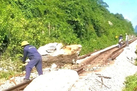 Công nhân cắt xẻ tảng đá và sửa đường để thông tuyến đường sắt bắc-nam đoạn qua xã Tuyên Hóa, tỉnh Quảng Trị.