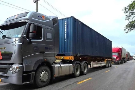 Do đường phía nước bạn Lào hư hỏng và bị tắc nên ô tô chở hàng hóa từ cửa khẩu quốc tế Cha Lo (Quảng Trị) sang tỉnh Khammouane phải nằm chờ nhiều tiếng đồng hồ. (ảnh chụp giữa tháng 5/2025)