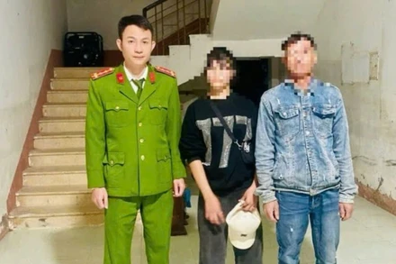 Công an xã Trường Ninh giao cô gái cho gia đình đón về. (Ảnh: Công an QT)