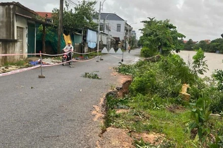 Đoạn bờ sông Kiến Giang, xã Lệ Thủy bị sạt lở.