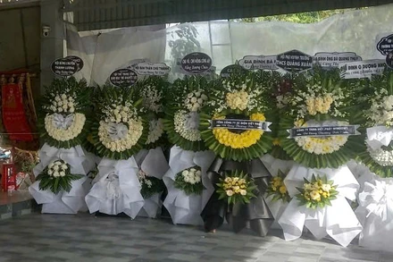 Vòng hoa của chính quyền địa phương, nhà trường và các tập thể, cá nhân đến viếng nữ sinh xấu số.