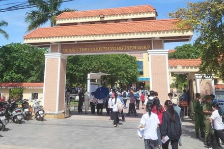 Thí sinh đến làm thủ tục dự thi tại Trường trung học phổ thông chuyên Võ Nguyên Giáp