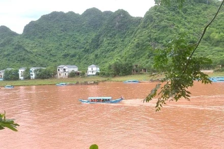 Thuyền chở khách tham quan động Phong Nha khi sông Son còn đỏ nặng màu phù sa sau bão số 5.