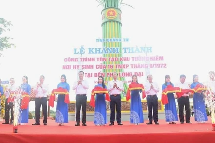 Các đồng chí lãnh đạo Đảng, Nhà nước và các địa phương cắt băng khánh thành công trình tôn tạo Khu tưởng niệm nơi hy sinh của 16 thanh niên xung phong (tháng 9/1972) tại bến phà Long Đại.