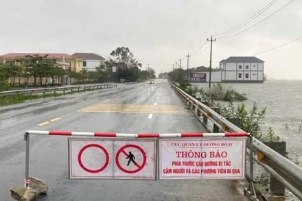 Công an xã Ninh Châu đề nghị người dân không điều khiển phương tiện qua vùng ngập lụt để bảo đảm an toàn.