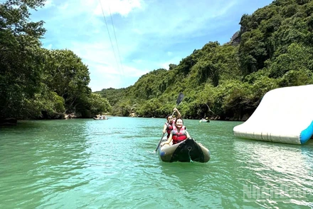 Du khách chèo SUP trên sông Chày. (Ảnh: Hằng Mỹ)