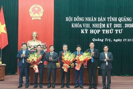  Thường trực Tỉnh ủy Quảng Trị tặng hoa chúc mừng các đồng chí nhận nhiệm vụ mới