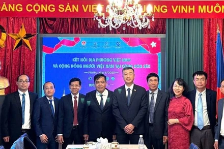 Đoàn công tác tỉnh Quảng Bình chụp ảnh lưu niệm với Đại sứ Việt Nam tại Cộng hòa Séc. (Ảnh: Thái An)