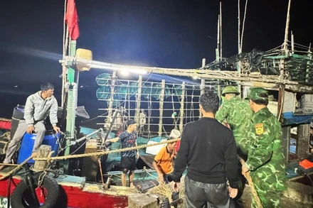 Trạm Biên phòng cửa khẩu cảng Hòn La tiếp nhận 7 thuyền viên tàu cá Thanh Hóa bị chìm trên biển.
