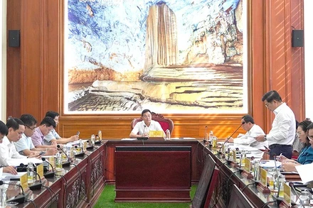 Đồng chí Lê Ngọc Quang, Ủy viên Trung ương Đảng, Bí thư Tỉnh ủy Quảng Bình chủ trì phiên họp từ đầu cầu Quảng Bình. (Ảnh: QV)