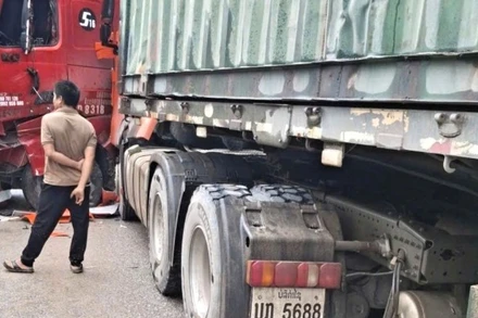 Vụ tai nạn không gây nhiều hậu quả nhưng làm tắc Quốc lộ 12A nhiều giờ đồng hồ. (Ảnh: DH)