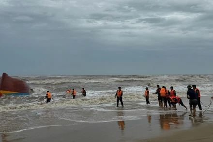 Lực lượng chức năng tỉnh Quảng Trị thực hiện cứu nạn tàu cá, tìm kiếm ngư dân mất tích.