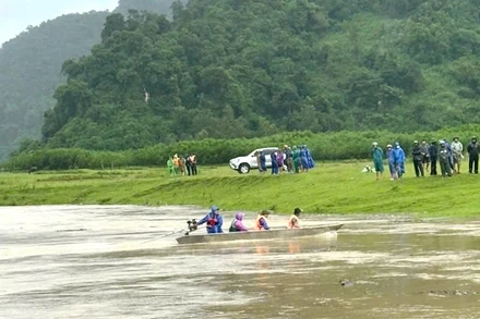Lực lượng chức năng của xã Kim Phú tìm kiếm nam học sinh mất tích giữa biển nước lũ (Ảnh: XP)