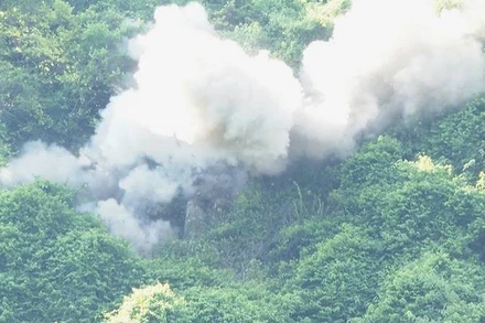 Bộ Chỉ huy Quân sự tỉnh Quảng Bình dùng mìn xử lý khối đá để không ảnh hưởng đến tính mạng, tài sản của nhân dân (Ảnh: Lan Anh)