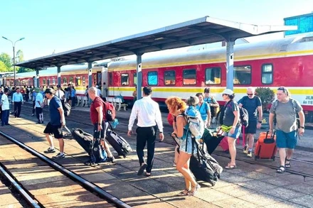 Khách du lịch trên đoàn tàu chất lượng cao JQB1 đến ga Đồng Hới .