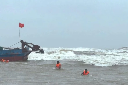 Lực lượng chức năng của xã Ninh Châu, tỉnh Quảng Trị cứu hộ các thuyền viên trên tàu bị sự cố hỏng máy.