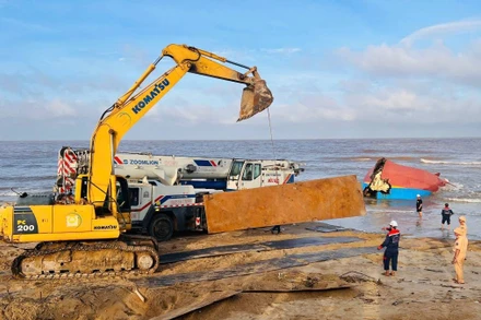 Hiện trường giải cứu tàu cá bị chìm để tìm kiếm ngư dân nghi còn mắc lại phía trong vào chiều nay 30/9.