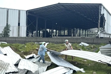 Một nhà xưởng sản xuất tại xã Phú Trạch bị bão làm hư hỏng cơ sở vật chất.