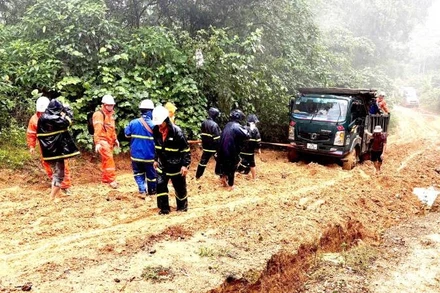 Cán bộ, công nhân Công ty Điện lực Quảng Trị vượt khó khăn về địa hình, thời tiết để kéo điện vào các bản vùng "lõm" ở xã Trường Sơn.