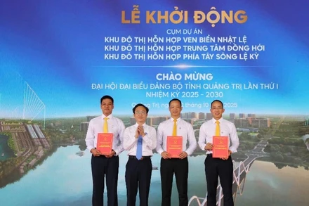 Đại diện lãnh đạo Ủy ban nhân dân tỉnh Quảng Trị trao giấy chứng nhận đầu tư cho doanh nghiệp.