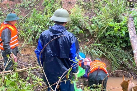 Bộ đội Biên phòng và Công an xã Hướng Phùng, tỉnh Quảng Trị tìm kiếm nạn nhân bị đuối nước khi đi làm rẫy.