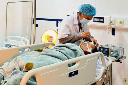 Bác sĩ cấp cứu cho bệnh nhân bị ngộ độc khí CO. (Ảnh: HL)