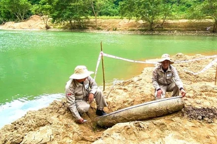 Quả bom sót lại sau chiến tranh được phát hiện trong khu vực cửa động Phong Nha.