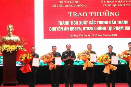 Trung tướng Nguyễn Anh Tuấn, Bí thư Đảng ủy, Chính ủy Bộ đội Biên phòng trao thưởng cho các tập thể có thành xuất sắc trong thực hiện 2 chuyên án về tội phạm ma túy