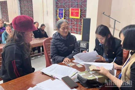 Xã Tuyên Sơn, tỉnh Quảng Trị phấn đấu đến 16 giờ chiều nay hoàn thành việc chi trả tiền quà Tết cho người dân 