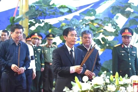 Bí thư Tỉnh ủy Quảng Trị Nguyễn Văn Phương và các đồng chí lãnh đạo tỉnh dâng hương viếng hài cốt các liệt sĩ.