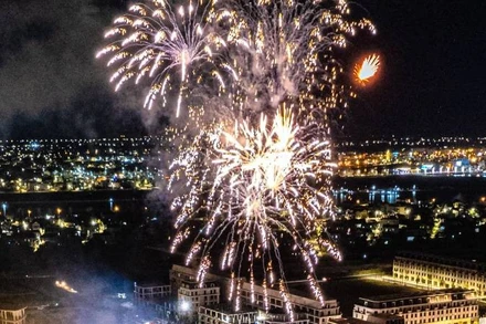 Bắn pháo hoa tầm thấp tại khu vực phố đi bộ Hoàng Vân, phường Đồng Hới dịp Lễ 30/4 vừa qua.