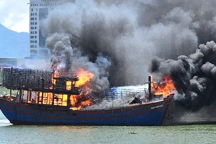 Tàu cá ngư dân Bảo Ninh, tỉnh Quảng Trị bất ngờ bốc cháy giữa trưa nay (11/9).