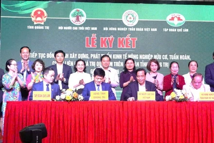 Lãnh đạo tỉnh Quảng Trị và các đơn vị liên quan ký kết hợp tác giai đoạn 2026-2030 phát triển nông nghiệp hữu cơ, tuần hoàn