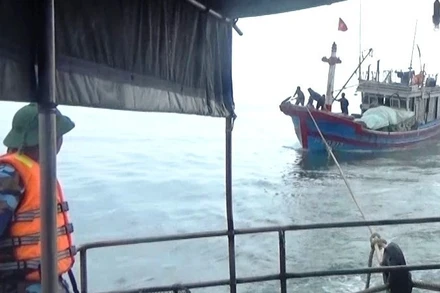 Bộ đội Biên phòng Quảng Bình (cũ) lai dắt tàu cá bị nạn vào bờ an toàn. (Ảnh minh họa)