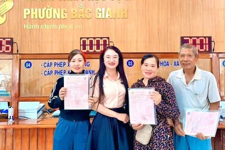 Đại diện Ủy ban nhân dân phường Bắc Gianh, tỉnh Quảng Trị cấp Giấy chứng nhận quyền sử dụng đất lần đầu cho các hộ gia đình theo quy định về thẩm quyền được giao. (Ảnh minh họa)