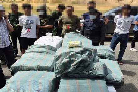 Đối tượng và tang vật liên quan vụ án. (Ảnh: HN)