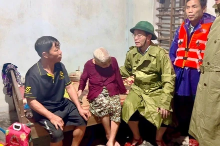 Ủy viên Trung ương Đảng, Bí thư Thành ủy Nguyễn Đình Trung thăm hỏi, động viên người già bị ảnh hưởng do lũ lụt.