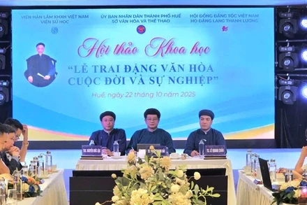 Lãnh đạo Sở Văn hóa và Thể thao thành phố Huế, Viện Sử học chủ trì tại hội thảo. 