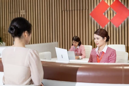 Giao dịch khách hàng tại chi nhánh ngân hàng Techcombank.