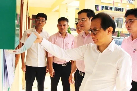 Phó Vụ trưởng Vụ Định chế tài chính Nguyễn Việt Hưng cùng đoàn công tác kiểm tra Ngân hàng Chính sách xã hội niêm yết công khai thông tin tín dụng chính sách tại xã Yên Sơn.