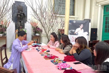 Không gian thực hành, trao đổi về kỹ thuật khâu vá "Sắc xuân mới cho tấm áo cũ”. 