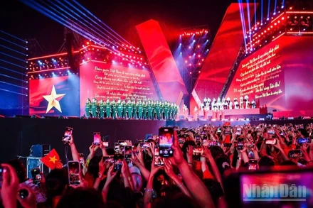 Chương trình nghệ thuật "Tổ quốc trong tim” diễn ra tại Sân vận động Quốc gia Mỹ Đình (Hà Nội) thu hút đông đảo khán giả. 