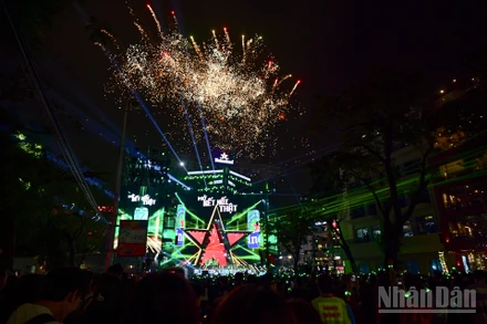 Chương trình Countdown thường niên chào đón năm mới 2026 tại không gian phố đi bộ Hồ Hoàn Kiếm (Hà Nội).