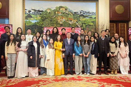 Đại sứ Phạm Thanh Bình và phu nhân chụp ảnh lưu niệm với cán bộ, nhân viên Đại sứ quán và đại diện cộng đồng người Việt Nam. (Ảnh: Đại sứ quán Việt Nam cung cấp)