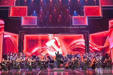 Dàn nhạc giao hưởng mặt trời biểu diễn trong chương trình nghệ thuật đặc biệt “Vững bước dưới cờ Đảng quang vinh”.